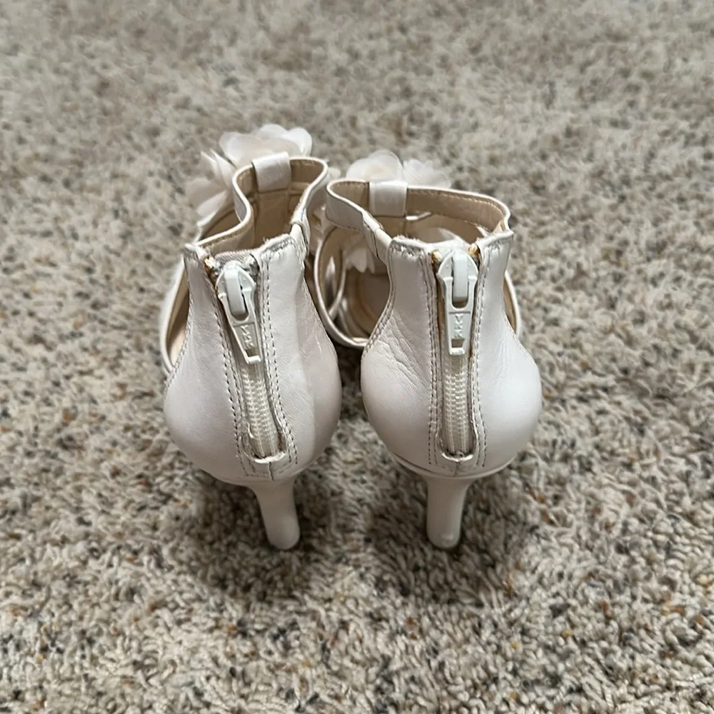 Elegant Cream Floral Women's Sandals - Picture 3 of 10